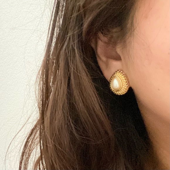 Vintage MONET Signed Gold-tone Teardrop Faux Pearl Earrings 11.0g - Picture 2 of 13